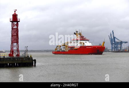 31/10/2021Gravesend UK Fair well Boaty McBoatface! The British Antarctic Survey Ship RRS Sir David Attenborough passing Northfleet Lighthouse near Gra Stock Photo