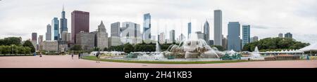 Chicago skyline from Buckingham fountain, USA Stock Photo