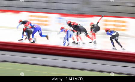 Inzell, Germany. 31st Oct, 2021. Speed skating German championship, decision, mass start women with international participation. Skaters on the ice (long exposure). Credit: Karl-Josef Hildenbrand/dpa/Alamy Live News Stock Photo