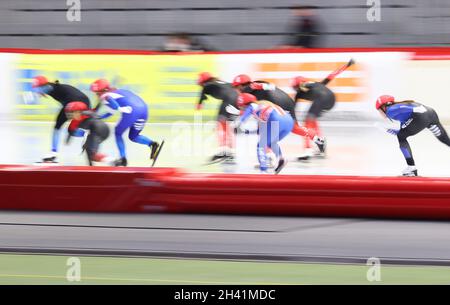 Inzell, Germany. 31st Oct, 2021. Speed skating German championship, decision, mass start women with international participation. Skaters on the ice (long exposure). Credit: Karl-Josef Hildenbrand/dpa/Alamy Live News Stock Photo