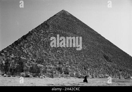 Africa, Egypt, Giza, 1976. The Great Pyramid of Khufu or the Pyramid of Cheops shows the entrance to the inner chambers. Stock Photo