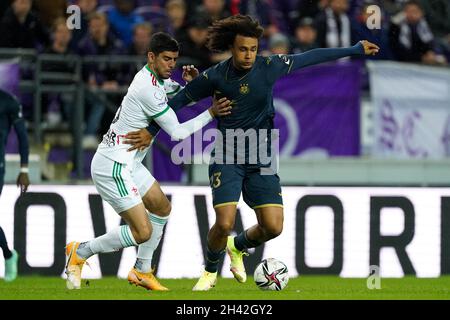 BRUSSEL, BELGIUM - OCTOBER 31: Joshua Zirkzee of Anderlecht, Cenk Ozkacar of OH Leuven during the Jupiler Pro League match between Anderlecht and OH Leuven at Lotto Park on October 31, 2021 in Brussel, Belgium (Photo by Jeroen Meuwsen/Orange Pictures) Stock Photo