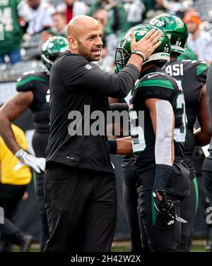 New York Jets quarterback Mike White (5) passes against the Cincinnati  Bengals during an NFL football game, Sunday, Oct. 31, 2021, in East  Rutherford, N.J. (AP Photo/Adam Hunger Stock Photo - Alamy