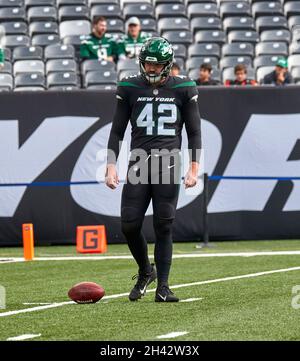 October 31, 2021, East Rutherford, New Jersey, USA: New York Jets long  snapper Thomas Hennessy (42) during warm up prior to kickoff the against  the Cincinnati Bengals at MetLife Stadium in East