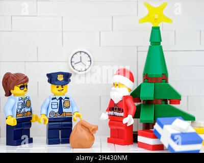 Tambov, Federazione Russa - Ottobre 18, 2017 Lego coppia senior vicino a  casa sua. L'uomo ubicazione in carrozzella, donna di aiutarlo. Studio shot  Foto stock - Alamy