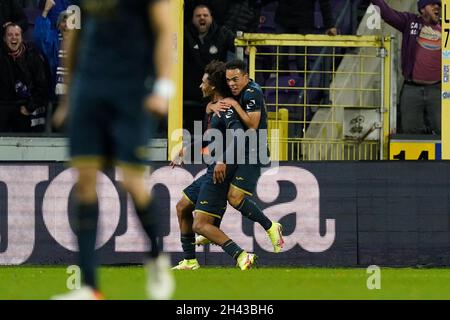 BRUSSEL, BELGIUM - OCTOBER 31: Joshua Zirkzee of Anderlecht celebrate scoring equaliser for Anderlecht during the Jupiler Pro League match between Anderlecht and OH Leuven at Lotto Park on October 31, 2021 in Brussel, Belgium (Photo by Jeroen Meuwsen/Orange Pictures) Stock Photo