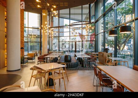 Ground level restaurant interior. Radisson RED Rosebank, Johannesburg, South Africa. Architect: dhk Architects, 2021. Stock Photo