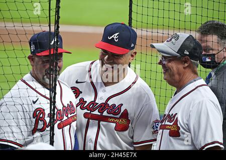 Atlanta, United States. 31st Oct, 2021. (L-R) Atlanta Braves pitching coach Rick Kranitz, Eddie Perez, and former pitcher Greg Maddux talk before Maddux throwing out ceremonial first pitch before Houston Astros-Atlanta Braves matchup in game five in the MLB World Series at Truist Park on Sunday, October 31, 2021 in Atlanta, Georgia. Houston faces an elimination game trailing Atlanta 3-1 in the series. Photo by David Tulis/UPI Credit: UPI/Alamy Live News Stock Photo