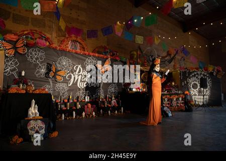 Tieton, Washington, USA. 31st Oct, 2021. Cindy Lemus dressed as La Calavera Catrina opens the Dia de los Muertos Community Celebration in Tieton, Washington on Sunday, October 31, 2021. Tieton Arts & Humanities hosts the annual celebration to remember friends and family members who have died and to help support their spiritual journey. Credit: Paul Christian Gordon/Alamy Live News Stock Photo