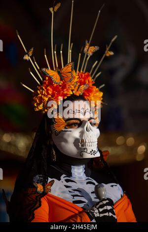 Tieton, Washington, USA. 31st Oct, 2021. Cindy Lemus dressed as La Calavera Catrina opens the Dia de los Muertos Community Celebration in Tieton, Washington on Sunday, October 31, 2021. Tieton Arts & Humanities hosts the annual celebration to remember friends and family members who have died and to help support their spiritual journey. Credit: Paul Christian Gordon/Alamy Live News Stock Photo