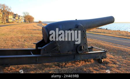 Fort Hancock, 10-inch Rodman gun in front of Officers' Quarters Row, view at sunset, Sandy Hook, Middletown, NJ, USA Stock Photo