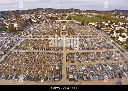 FRANCE. LOT-ET-GARONNE (47) VILLENEUVE SUR LOT : ON THE RIGHT BANK, THE ST. CATHERINE CEMETERY SEEN FROM THE SOUTH. Stock Photo