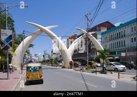 Large aluminium elephant tusks, Pembe Za Ndovu, form an arch over Moi avenue, Mombasa, Kenya Stock Photo