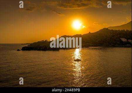 Sonnenuntergang, steinige Felsküste, Südküste zwischen Agia Roumeli und Loutro, Kreta, Griechenland Stock Photo