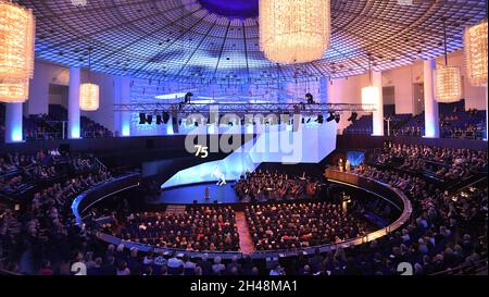 Hanover, Germany. 01st Nov, 2021. Spectators are seated at the ceremony in the Congress Centrum Hannover (HCC) to mark the founding of the state of Lower Saxony 75 years ago. Credit: Julian Stratenschulte/dpa/Alamy Live News Stock Photo