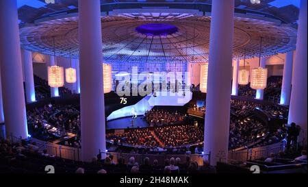 Hanover, Germany. 01st Nov, 2021. Spectators are seated at the ceremony in the Congress Centrum Hannover (HCC) to mark the founding of the state of Lower Saxony 75 years ago. Credit: Julian Stratenschulte/dpa/Alamy Live News Stock Photo