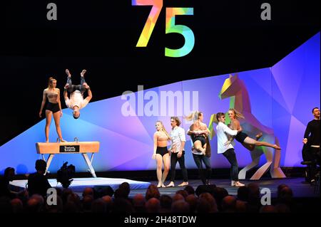 Hanover, Germany. 01st Nov, 2021. Gymnasts from the 'Feuerwerk der Turnkunst' perform at the ceremony in the Congress Centrum Hannover (HCC) to mark the founding of the state of Lower Saxony 75 years ago. Credit: Julian Stratenschulte/dpa/Alamy Live News Stock Photo