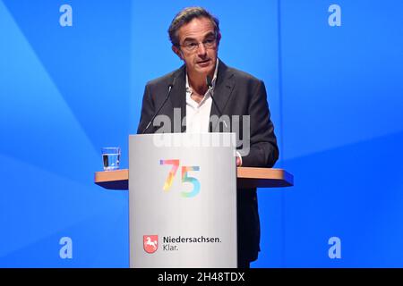 Hanover, Germany. 01st Nov, 2021. Keynote speaker Navid Kermani speaks at the ceremony in the Congress Centrum Hannover (HCC) to mark the founding of the state of Lower Saxony 75 years ago. Credit: Julian Stratenschulte/dpa/Alamy Live News Stock Photo