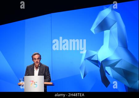 Hanover, Germany. 01st Nov, 2021. Keynote speaker Navid Kermani speaks at the ceremony in the Congress Centrum Hannover (HCC) to mark the founding of the state of Lower Saxony 75 years ago. Credit: Julian Stratenschulte/dpa/Alamy Live News Stock Photo