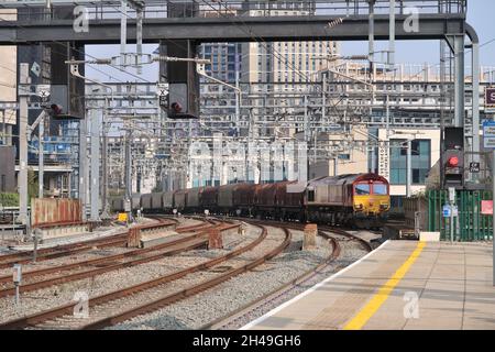 A westbound freight train approaching Cardiff Central railway station, hauled by British Rail class 66 No 66200. 14.09.2021. Stock Photo