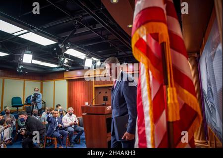 Washington, Vereinigte Staaten. 01st Nov, 2021. United States Senator Joe Manchin III (Democrat of West Virginia) holds a brief news conference at the US Capitol in Washington, DC, Monday, November 1, 2021. Credit: Rod Lamkey/CNP/dpa/Alamy Live News Stock Photo