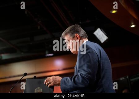 Washington, Vereinigte Staaten. 01st Nov, 2021. United States Senator Joe Manchin III (Democrat of West Virginia) holds a brief news conference at the US Capitol in Washington, DC, Monday, November 1, 2021. Credit: Rod Lamkey/CNP/dpa/Alamy Live News Stock Photo