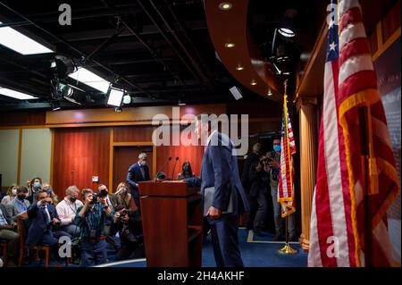 Washington, Vereinigte Staaten. 01st Nov, 2021. United States Senator Joe Manchin III (Democrat of West Virginia) holds a brief news conference at the US Capitol in Washington, DC, Monday, November 1, 2021. Credit: Rod Lamkey/CNP/dpa/Alamy Live News Stock Photo