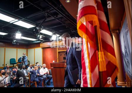 Washington, Vereinigte Staaten. 01st Nov, 2021. United States Senator Joe Manchin III (Democrat of West Virginia) holds a brief news conference at the US Capitol in Washington, DC, Monday, November 1, 2021. Credit: Rod Lamkey/CNP/dpa/Alamy Live News Stock Photo