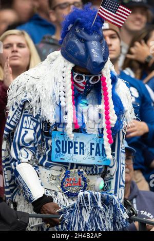 Cold Colts fans bundle up for Titans at Lucas Oil Stadium