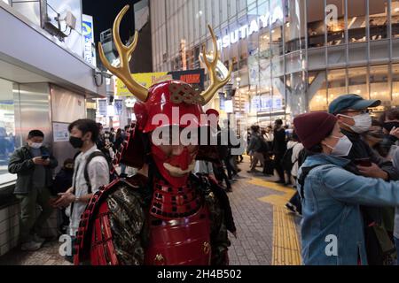 Tokyo, Japan. 30th Oct, 2021. A man seen dressed as a Samurai during Halloween celebrations in Shibuya.Tokyo's Shibuya ward governor requested that Halloween revelers to stay away from its famous scramble crossing again this year, as a measure to curb the spread of Coronavirus infections. Police and private security will patrol the area in a bid to prevent crowd trouble and alcohol sales have been discouraged in local stores and bars. Credit: SOPA Images Limited/Alamy Live News Stock Photo