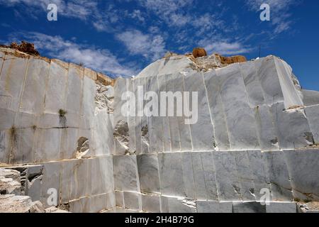 Marble quarry southwest of Karibib (at road D1952), Jonathan Palisandro Marble Mining, Karibib district, Erongo Region, Namibia Stock Photo