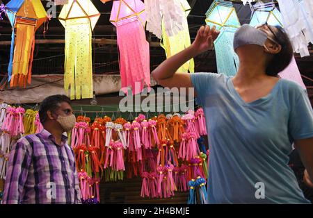 Mumbai, India. 01st Nov, 2021. People shop for lanterns at Matunga lantern market in Mumbai. Diwali is celebrated as festival of lights in India. Credit: SOPA Images Limited/Alamy Live News Stock Photo