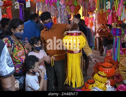 Mumbai, India. 01st Nov, 2021. People shop for lanterns at Matunga lantern market in Mumbai. Diwali is celebrated as festival of lights in India. (Photo by Ashish Vaishnav/SOPA Images/Sipa USA) Credit: Sipa USA/Alamy Live News Stock Photo