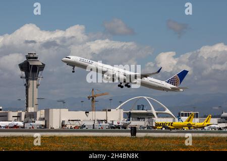 Los Angeles, California, USA. 28th Mar, 2019. A United Airlines Boeing Co. 757-300 (Registration N75853) takes off from Los Angeles International Airport (LAX) on Thursday, March 28, 2019 in Los Angeles, Calif. © 2019 Patrick T. Fallon (Credit Image: © Patrick Fallon/ZUMA Press Wire) Stock Photo