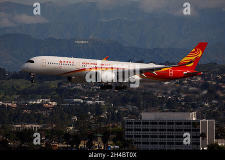 Los Angeles, California, USA. 28th Mar, 2019. An Hong Kong Airlines Airbus SE A350-900 (Registration B-LGE) flies past the Hollywood sign while landing at Los Angeles International Airport (LAX) on Thursday, March 28, 2019 in Los Angeles, Calif. © 2019 Patrick T. Fallon (Credit Image: © Patrick Fallon/ZUMA Press Wire) Stock Photo