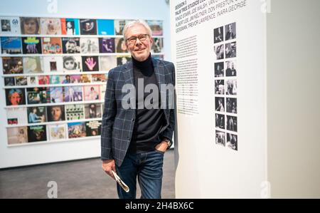 11 October 2021, Lower Saxony, Lüneburg: Carsten Junge, director of the Kunsthalle der Sparkassenstiftung Lüneburg, is in the exhibition dedicated to Klaus Voormann. Klaus Voormann is considered the fifth Beatle, he met the Beatles in 1960 in the Kaiserkeller on St. Pauli. In the Kultur Bäckerei Lüneburg an exhibition is dedicated to his life's work for the first time. (to dpa 'Klaus Voormann - no one was as close to the Beatles') Photo: Philipp Schulze/dpa Stock Photo