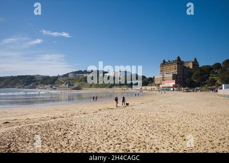 Looking south on Scarbourough beach with the Grand Hotel on the cliff top Stock Photo