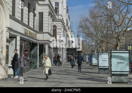 Straßenszene, Gehweg, Shopping, Kurfürstendamm, Charlottenburg, Berlin, Deutschland Stock Photo