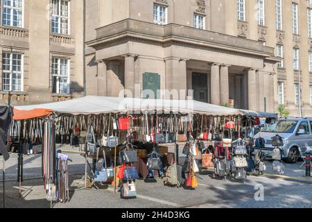 Flohmarkt, Rathaus Schöneberg, John-F.-Kennedy-Platz, Schöneberg, Berlin, Deutschland Stock Photo