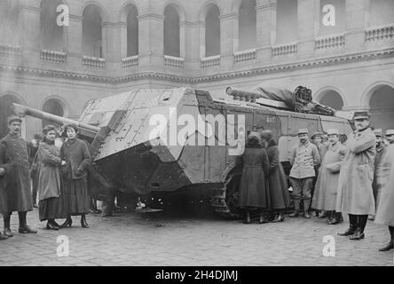 A vintage photo circa 1918 of soldiers and civilians examining a French Saint-Chamond tank.  The second French tank to enter service during the First World War, with 400 manufactured from April 1917 to July 1918 Stock Photo