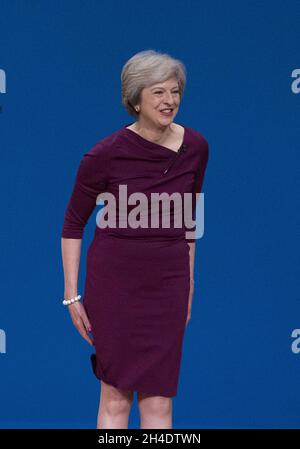 Prime Minister Theresa May greets the audience in the final day of the Conservative party conference at the International Convention Centre, ICC, Birmingham. Wednesday October 5, 2016. Photo credit should read: Isabel Infantes / EMPICS Entertainment. Stock Photo