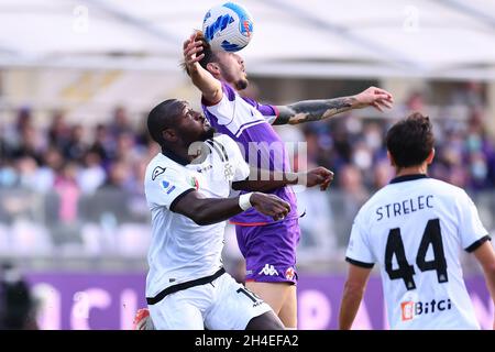 Artemio Franchi stadium, Florence, Italy, October 31, 2021, Lorenzo Venuti ( Fiorentina) and Mbala Nzola (Spezia) during ACF Fiorentina vs Spezia Cal  Stock Photo - Alamy