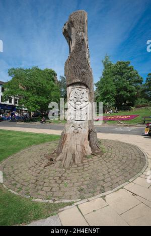 Montpellier Quarter Harrogate, view in summer of a tree sculpture by Mick Burns marking the southern edge of the Montpellier Quarter in Harrogate, UK Stock Photo