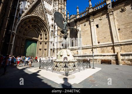 Sevilla, Spain - September 09, 2015: queue to the Seville Cathedral museums. Replica of the statue of El Giraldillo or Triumph of the Victorious Faith Stock Photo