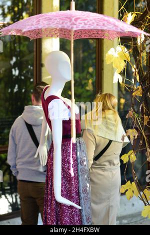 Das 'Dirndl', ein typisch österreichisches und bayerisches Kleid, Europa - The 'Dirndl', a typical Austrian and Bavarian dress, Europe Stock Photo