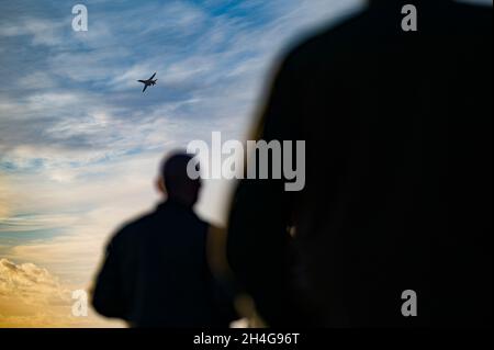 U.S. Air Force Airman assigned to the 9th Expeditionary Bomb Squadron and Royal Norwegian service members watch as a B-1B Lancer prepares to land at RAF Fairford, United Kingdom, Nov. 1, 2021. The Arctic region offers unique multi-domain challenges, but strategic bomber missions throughout the region provide options for the joint warfighter across coalition components. (U.S. Air Force photo by Senior Airman Colin Hollowell) Stock Photo