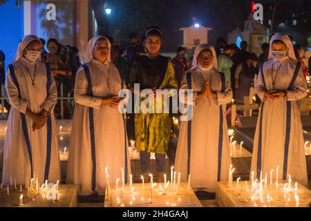 Dhaka, Bangladesh. 02nd Nov, 2021. Bangladeshi Christen offers prayers during All Souls Day in a cemetery, (Photo by Nahid Hasan/Pacific Press) Credit: Pacific Press Media Production Corp./Alamy Live News Stock Photo
