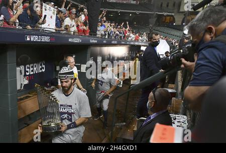 Houston, Texas. Nov. 2, 2021, Atlanta Braves manager Brian Snitker (C)  holds up the trophy after winning Game 6 of the World Series against the  Houston Astros on Nov. 2, 2021, at