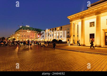 Pariser Square with Hotel Adlon at night, Unter den Linden, Berlin, Germany Stock Photo
