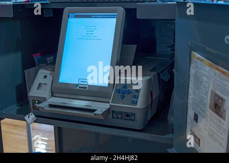 New York, United States. 02nd Nov, 2021. Electronic voting machines seen on Election Day at a voting site at PS 171 in the Queens borough of New York City. Over 30,000 New Yorkers have already cast their ballots in early voting for a series of races including the race for mayor in which Democrat Eric Adams is running against Republican and Curtis Sliwa. Credit: SOPA Images Limited/Alamy Live News Stock Photo